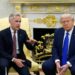 Donald Trump hablando ante periodistas sobre el acuerdo arancelario con Canadá frente a las obras de la Casa Blanca