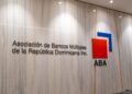 Ejecutivos bancarios revisando gráficas de crecimiento de depósitos en el sistema financiero dominicano