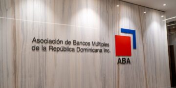 Ejecutivos bancarios revisando gráficas de crecimiento de depósitos en el sistema financiero dominicano