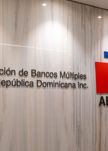 Ejecutivos bancarios revisando gráficas de crecimiento de depósitos en el sistema financiero dominicano