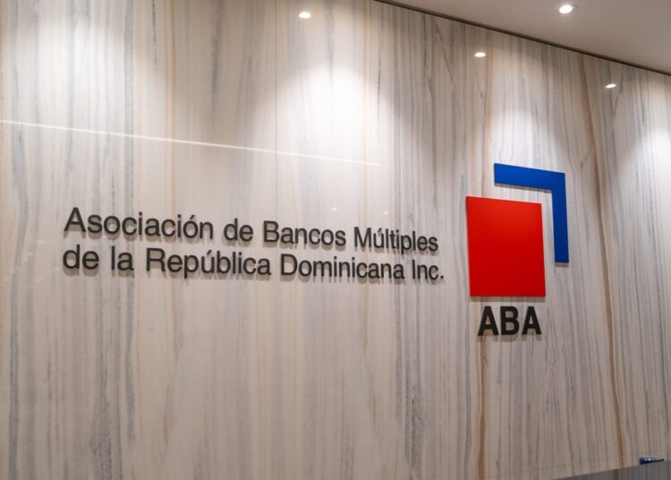 Ejecutivos bancarios revisando gráficas de crecimiento de depósitos en el sistema financiero dominicano