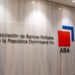 Ejecutivos bancarios revisando gráficas de crecimiento de depósitos en el sistema financiero dominicano