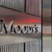 Sede del gobierno federal de México con edificios institucionales al fondo, en el contexto del análisis fiscal de Moody's