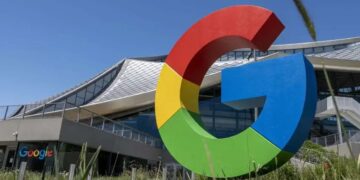 Sede de Alphabet en Mountain View California con logo de Google visible en el exterior del edificio