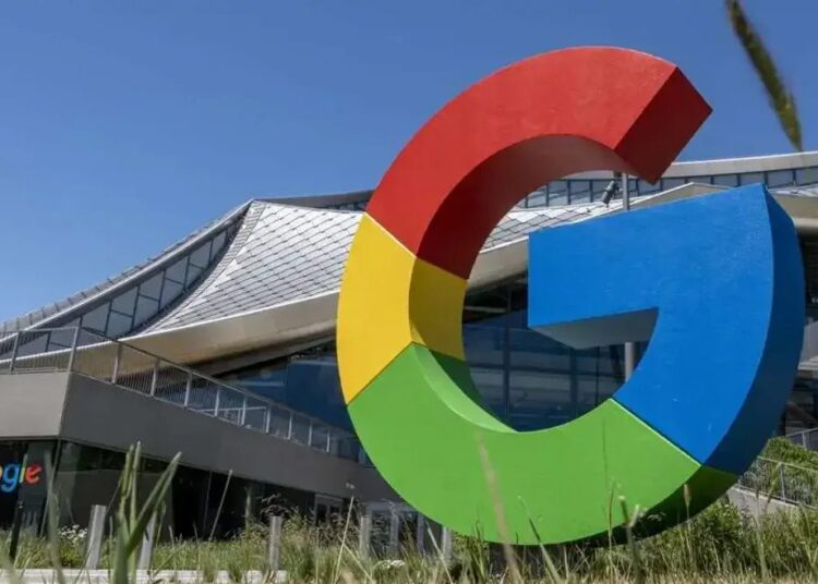 Sede de Alphabet en Mountain View California con logo de Google visible en el exterior del edificio