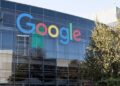 Pantalla con la cotización de las acciones de Alphabet cayendo en la Bolsa de Nueva York