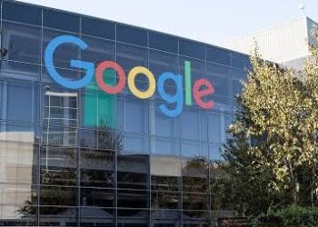 Pantalla con la cotización de las acciones de Alphabet cayendo en la Bolsa de Nueva York