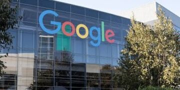 Pantalla con la cotización de las acciones de Alphabet cayendo en la Bolsa de Nueva York