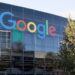 Pantalla con la cotización de las acciones de Alphabet cayendo en la Bolsa de Nueva York