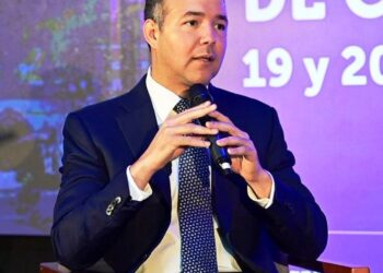 Johnny Pujols, secretario general del PLD, ofreciendo declaraciones sobre el alza de precios de alimentos en República Dominicana