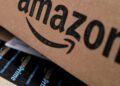 Pantalla de la Bolsa de Nueva York mostrando la acción de Amazon en alza por encima de los US$285
