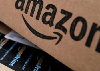Pantalla de la Bolsa de Nueva York mostrando la acción de Amazon en alza por encima de los US$285