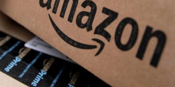 Pantalla de la Bolsa de Nueva York mostrando la acción de Amazon en alza por encima de los US$285