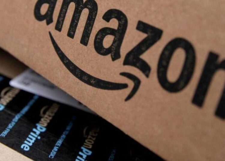 Pantalla de la Bolsa de Nueva York mostrando la acción de Amazon en alza por encima de los US$285