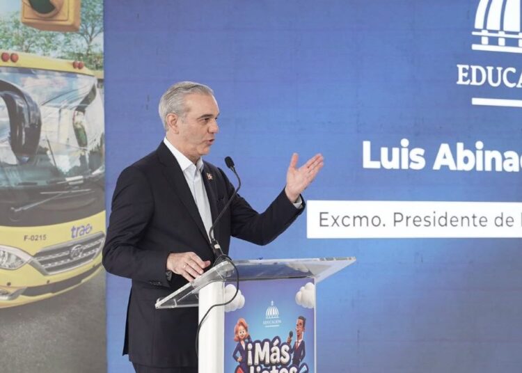 Presidente Luis Abinader y ministro Luis Miguel De Camps en apertura del año escolar 2026-2027 en Escuela Espejo La Milagrosa, Santo Domingo Este