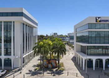 Estudiantes dominicanos en un entorno académico híbrido accediendo a cursos especializados financiados por APAP