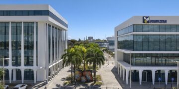 Estudiantes dominicanos en un entorno académico híbrido accediendo a cursos especializados financiados por APAP