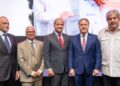 Lawrence Hazoury y Gustavo Ariza en la presentación del Plan Estratégico 2030 de APAP en Santo Domingo