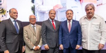 Lawrence Hazoury y Gustavo Ariza en la presentación del Plan Estratégico 2030 de APAP en Santo Domingo