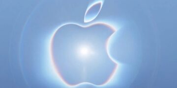 John Ternus en el escenario del Apple Event septiembre 2026 presentando el iPhone 18 Pro y el primer iPhone plegable