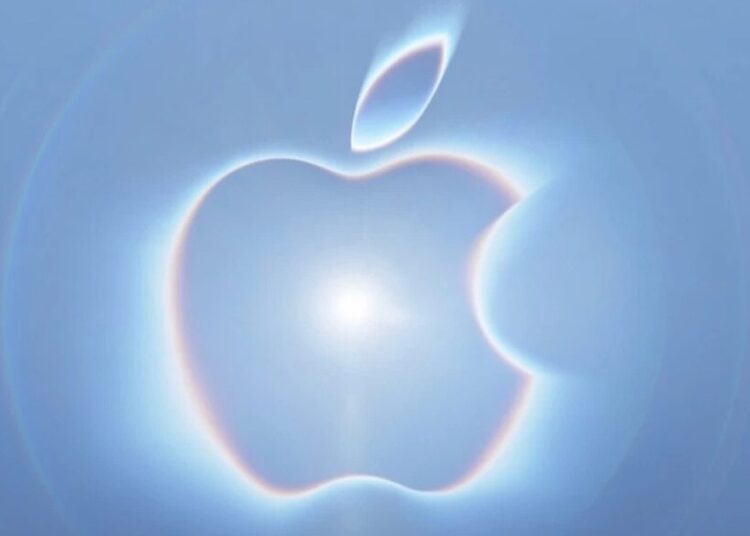 John Ternus en el escenario del Apple Event septiembre 2026 presentando el iPhone 18 Pro y el primer iPhone plegable