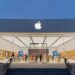 iPhone Pro sobre una mesa junto al logo de Apple en una tienda oficial, con modelos de entrada ausentes en el escaparate