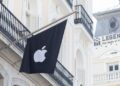 Sede de Apple con la pantalla de la App Store en un iPhone, en el contexto de la nueva estructura de comisiones en Europa