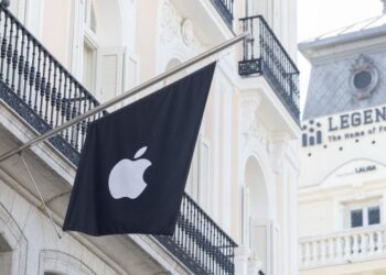 Sede de Apple con la pantalla de la App Store en un iPhone, en el contexto de la nueva estructura de comisiones en Europa