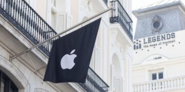 Sede de Apple con la pantalla de la App Store en un iPhone, en el contexto de la nueva estructura de comisiones en Europa