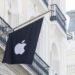 Sede de Apple con la pantalla de la App Store en un iPhone, en el contexto de la nueva estructura de comisiones en Europa