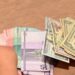 Billetes de pesos dominicanos y dólares estadounidenses sobre una mesa en Santo Domingo