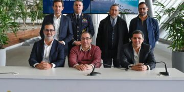 Avión de Arajet en pista con la bandera de Uruguay y República Dominicana al fondo
