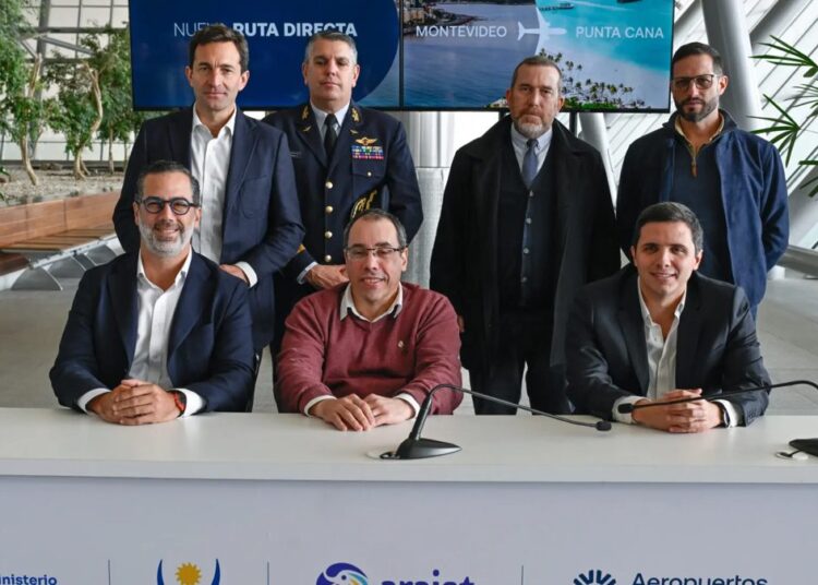 Avión de Arajet en pista con la bandera de Uruguay y República Dominicana al fondo