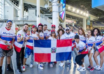 Activación de Arajet en loanDepot park durante el Dominican Heritage Day con fanáticos dominicanos en Miami