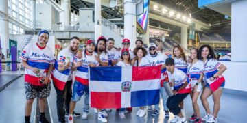 Activación de Arajet en loanDepot park durante el Dominican Heritage Day con fanáticos dominicanos en Miami