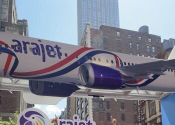 Arajet en el Dominican Day Parade de Manhattan con pasajeros y bandera dominicana