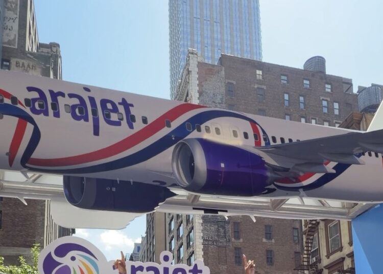 Arajet en el Dominican Day Parade de Manhattan con pasajeros y bandera dominicana