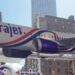Arajet en el Dominican Day Parade de Manhattan con pasajeros y bandera dominicana