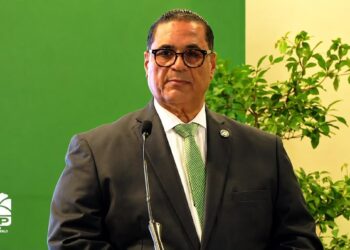 José Peña Santana de la Fuerza del Pueblo durante conferencia sobre aranceles y comercio exterior en Hotel El Embajador, Santo Domingo