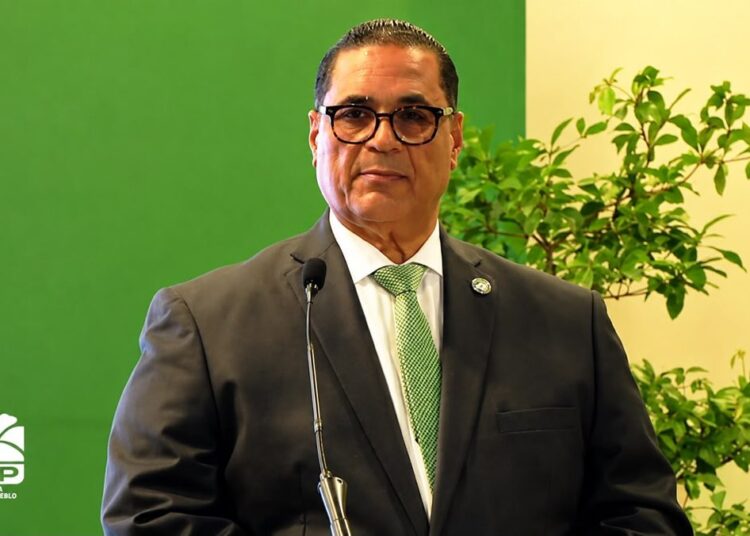 José Peña Santana de la Fuerza del Pueblo durante conferencia sobre aranceles y comercio exterior en Hotel El Embajador, Santo Domingo