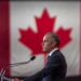 Banderas de Estados Unidos y Canadá frente a un puesto fronterizo comercial binacional