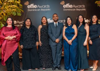 Ejecutivas de Asociación Cibao reciben el Premio Effie Bronce República Dominicana en la categoría Revitalización de Marca
