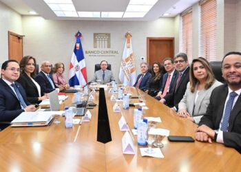 Gobernador del Banco Central Héctor Valdez Albizu reunido con el consejo de directores de Lidaapi en Santo Domingo