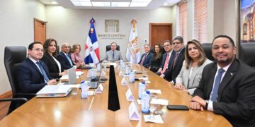 Gobernador del Banco Central Héctor Valdez Albizu reunido con el consejo de directores de Lidaapi en Santo Domingo