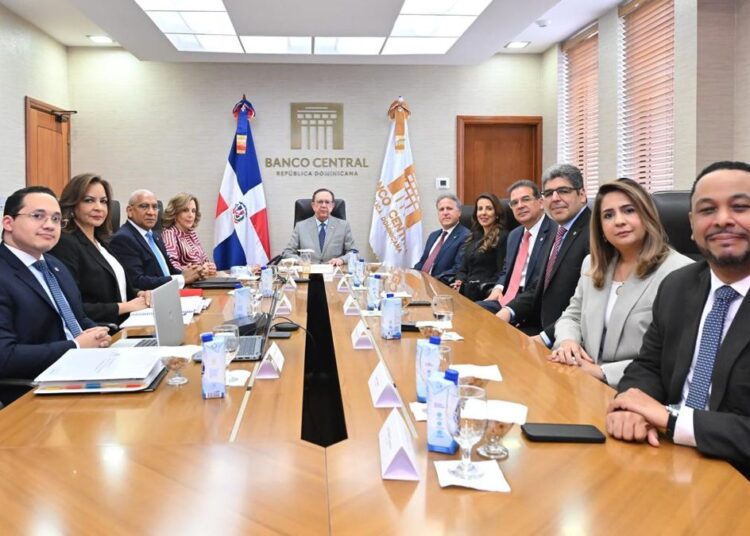 Gobernador del Banco Central Héctor Valdez Albizu reunido con el consejo de directores de Lidaapi en Santo Domingo
