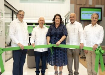 Ejecutivos del Banco BHD en el acto de inauguración de la sucursal BHD en BlueMall Punta Cana, La Altagracia
