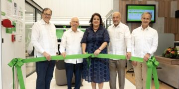 Ejecutivos del Banco BHD en el acto de inauguración de la sucursal BHD en BlueMall Punta Cana, La Altagracia