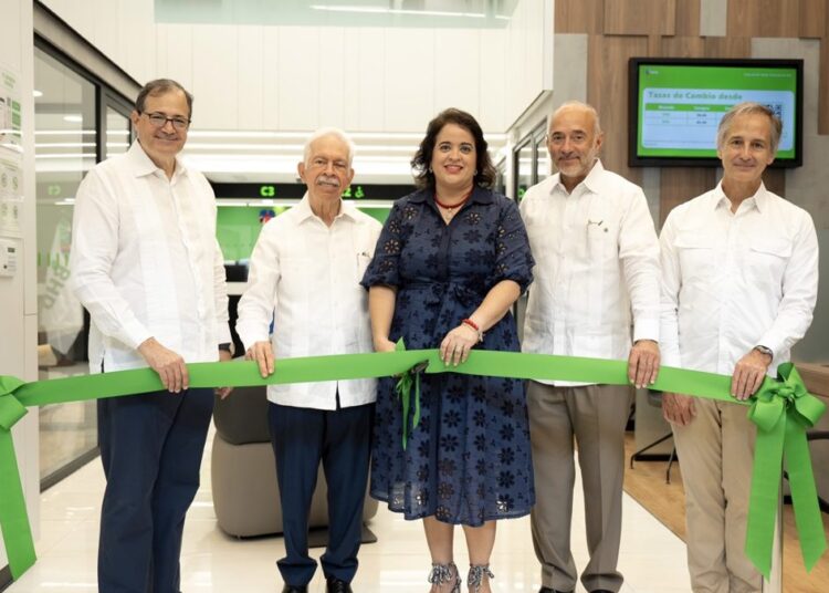 Ejecutivos del Banco BHD en el acto de inauguración de la sucursal BHD en BlueMall Punta Cana, La Altagracia