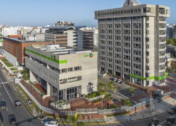 Representantes del Banco BHD y el Colegio Médico Dominicano en la feria de beneficios financieros para médicos