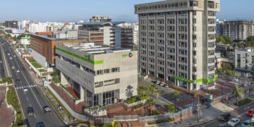 Representantes del Banco BHD y el Colegio Médico Dominicano en la feria de beneficios financieros para médicos